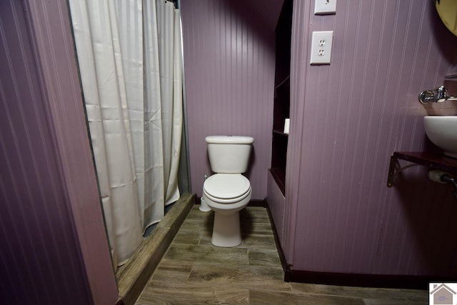 bathroom with a shower with curtain, sink, and toilet