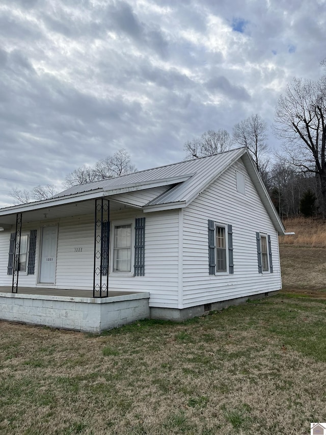 exterior space featuring a front lawn and a porch