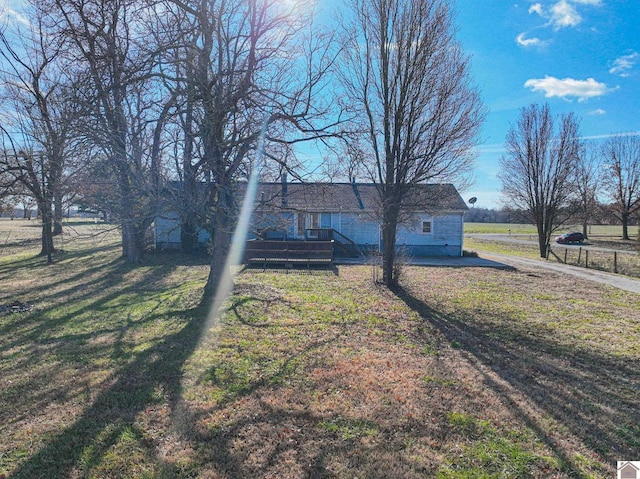 ranch-style house featuring a front yard