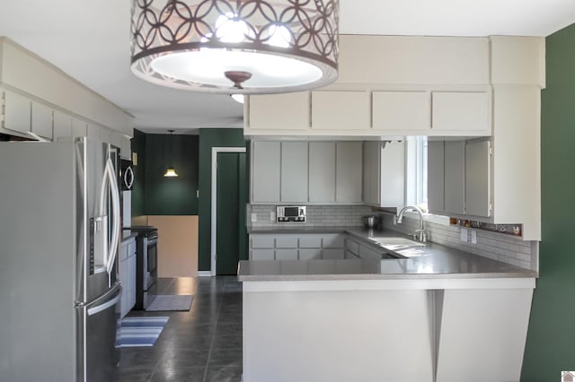 kitchen with tasteful backsplash, stainless steel fridge with ice dispenser, sink, and black range with electric cooktop