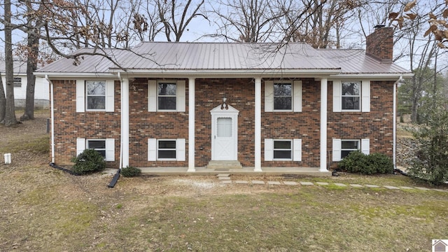 bi-level home featuring a front lawn