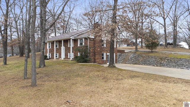 view of front of property featuring a front yard