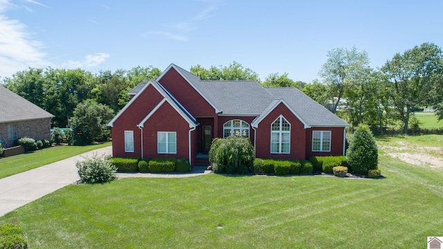 view of front of home featuring a front lawn