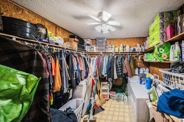 walk in closet featuring ceiling fan and washer and clothes dryer