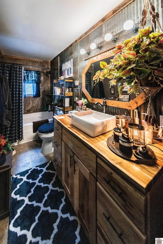 full bathroom with shower / tub combo with curtain, vanity, and toilet