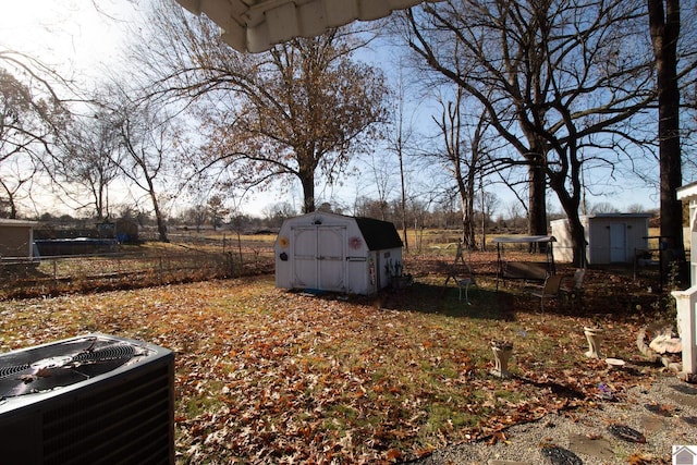 view of yard featuring cooling unit and a shed