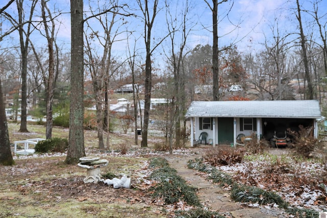 view of yard with an outbuilding