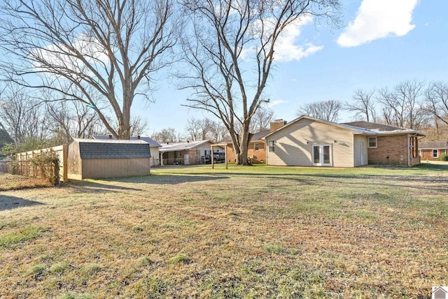 view of yard featuring a shed