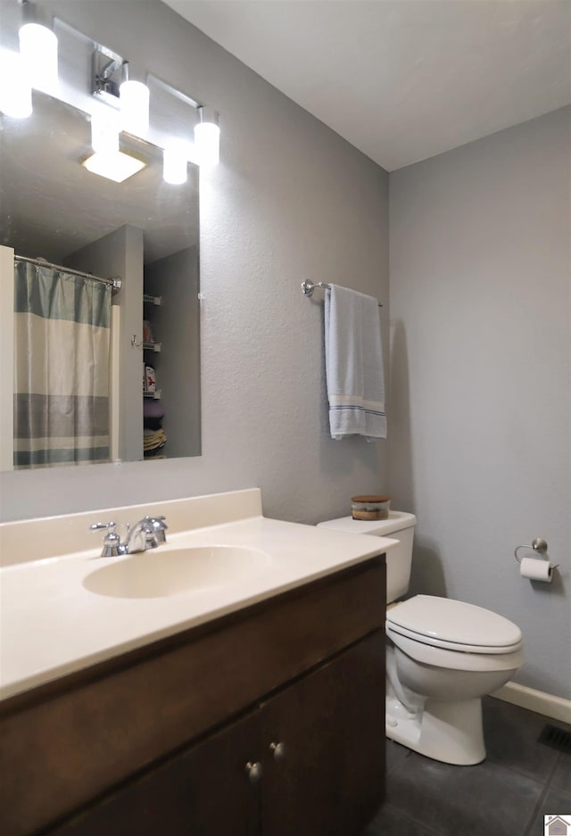 bathroom featuring a shower with curtain, vanity, and toilet