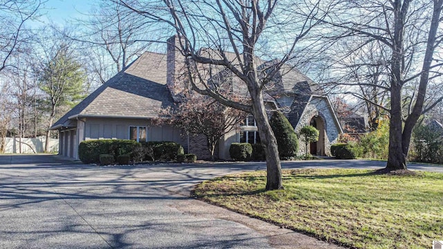 view of front of home featuring a front lawn