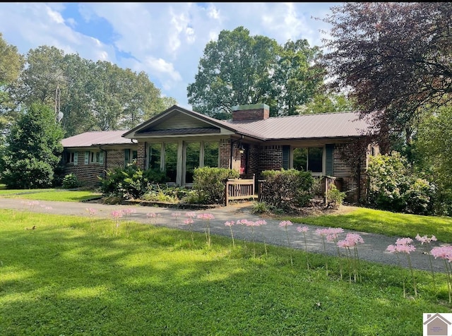 ranch-style house featuring a front yard