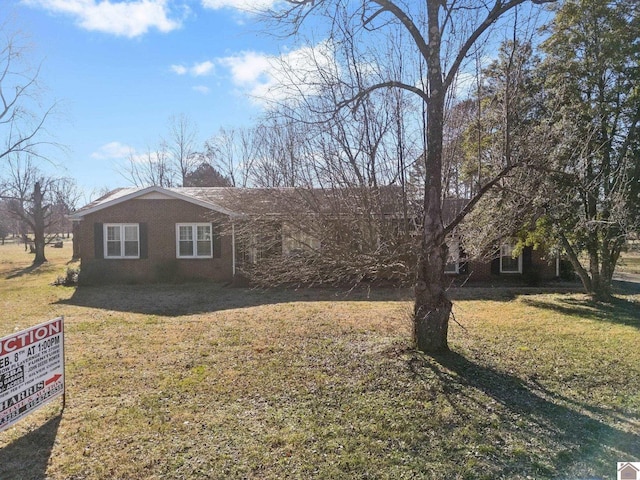 single story home with a front lawn