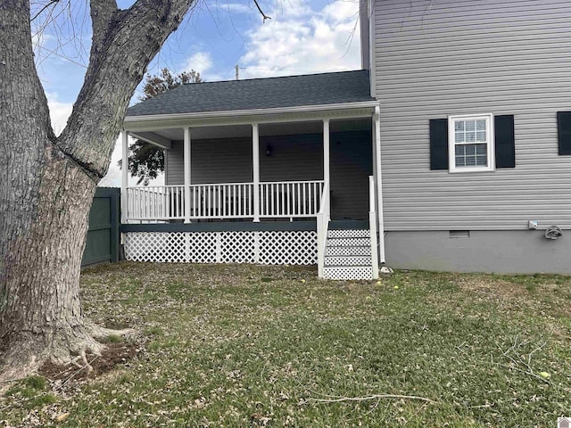 view of front of property featuring covered porch and a front lawn