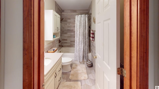 full bathroom featuring shower / bath combo with shower curtain, toilet, and vanity