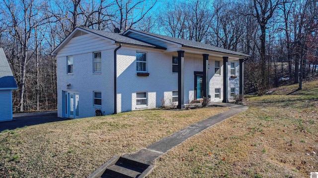 view of front of property with a front yard