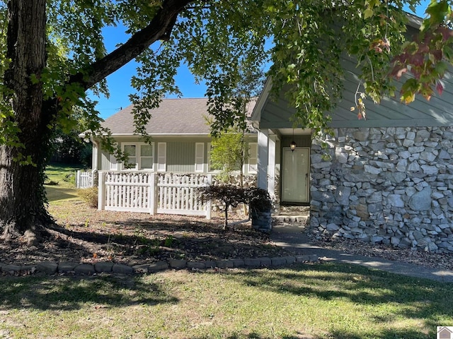 view of front of property featuring a front lawn