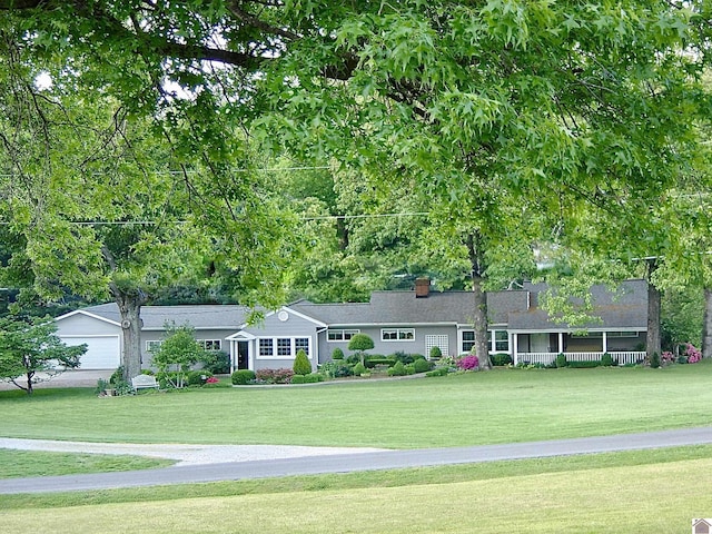 single story home featuring a front lawn