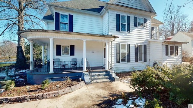 view of front of property featuring covered porch