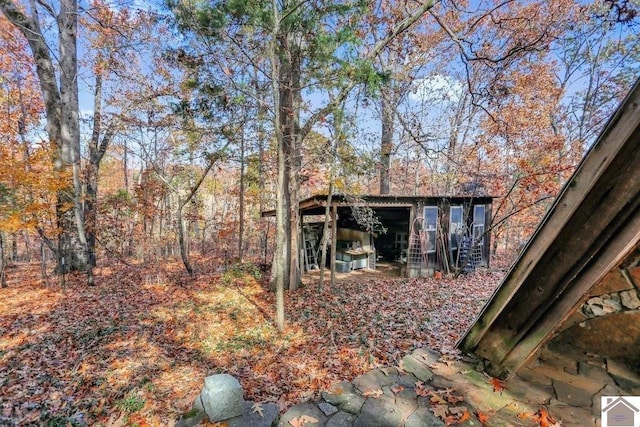 view of yard featuring an outdoor structure