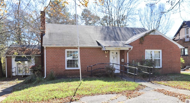 view of front of house with a front yard