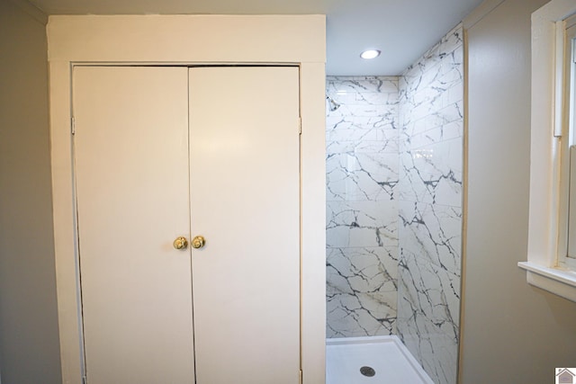 bathroom featuring tiled shower