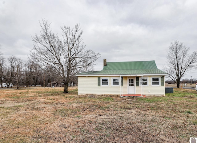 view of front of home featuring a front lawn