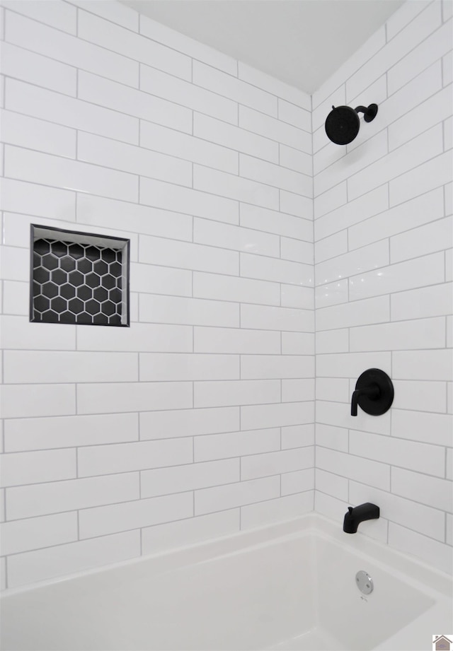 bathroom with tiled shower / bath combo