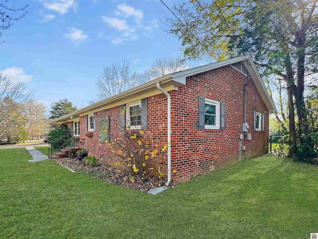 view of side of property featuring a lawn