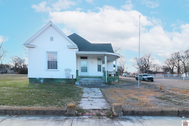 view of front of property featuring a front yard and covered porch