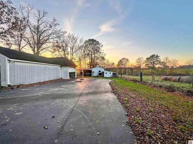 view of yard at dusk