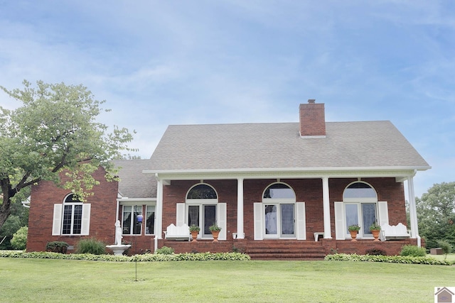 view of front facade featuring a front lawn