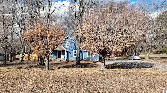 view of front of house featuring a front yard