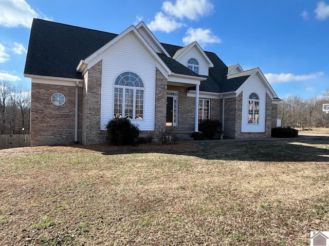 view of front of property featuring a front lawn