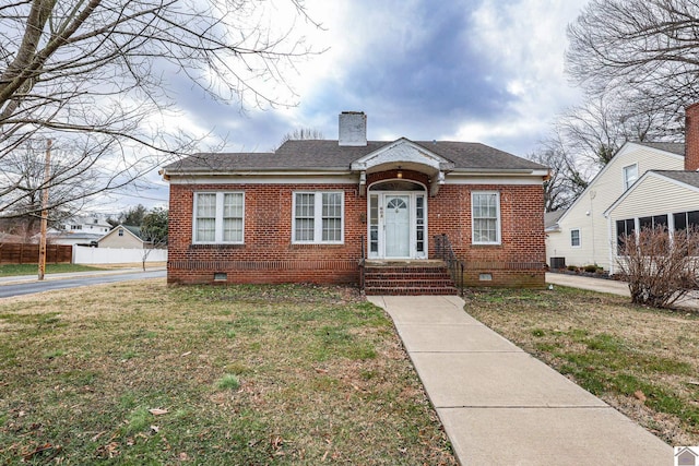 bungalow featuring a front lawn