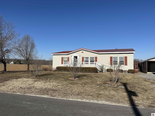 manufactured / mobile home featuring a front lawn