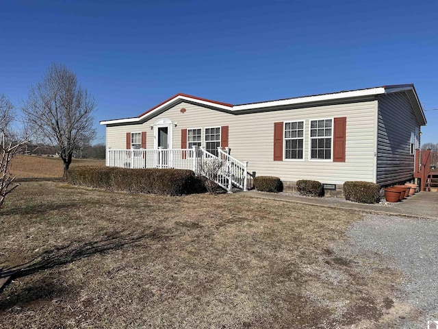 view of front of house featuring a front yard