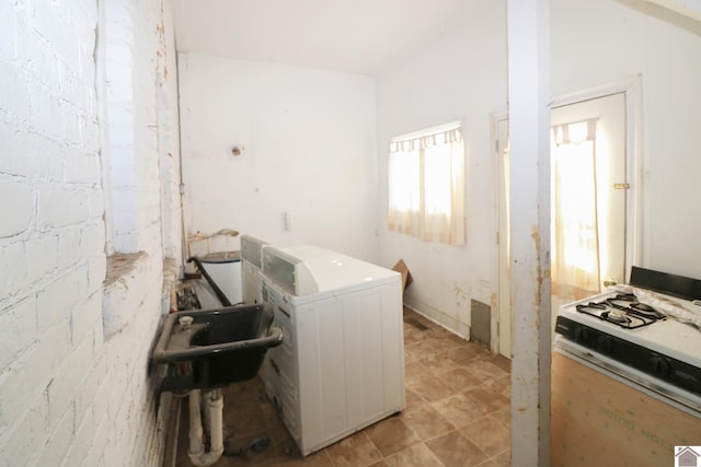 laundry room with washer / clothes dryer