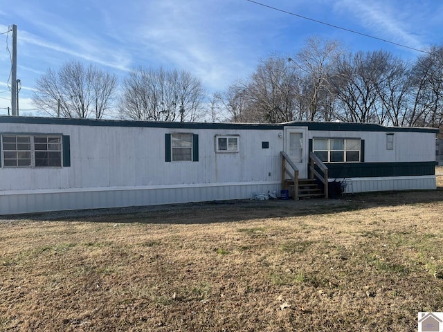 view of front of home featuring a front yard