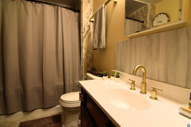 bathroom featuring a shower with curtain, vanity, and toilet