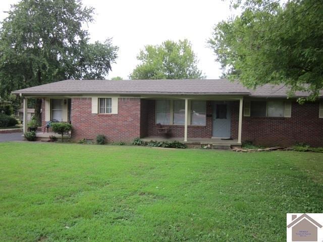 single story home featuring a porch and a front lawn