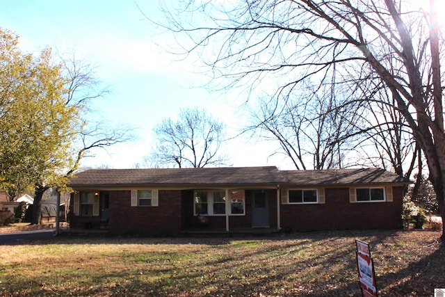 ranch-style home featuring a front lawn