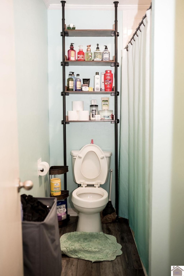 full bathroom featuring curtained shower, toilet, and wood finished floors