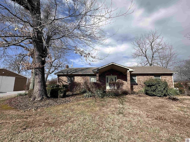 ranch-style house featuring a front lawn