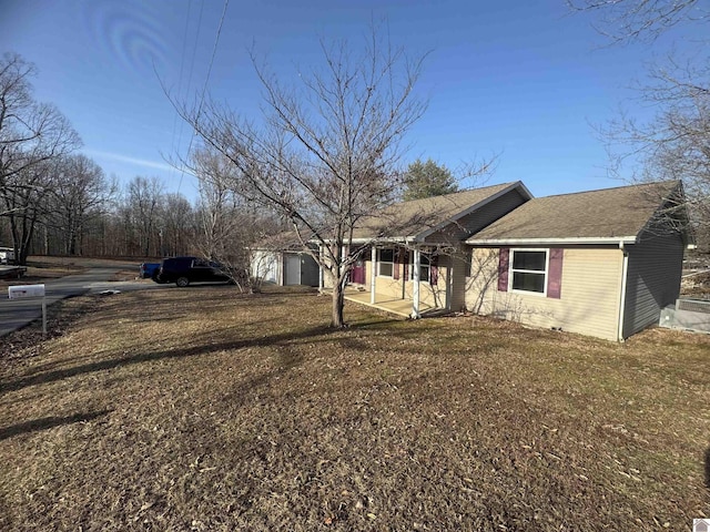 view of front of property featuring a front yard