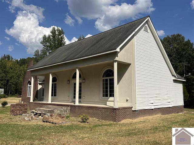 view of front of home with a porch and a front yard