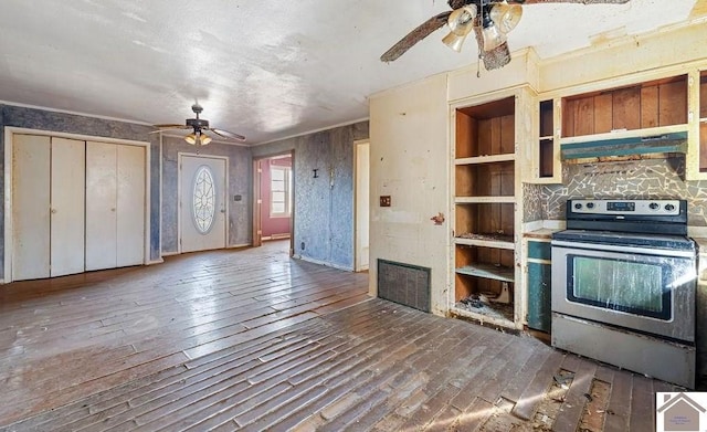 kitchen featuring crown molding, hardwood / wood-style flooring, stainless steel electric stove, and ceiling fan