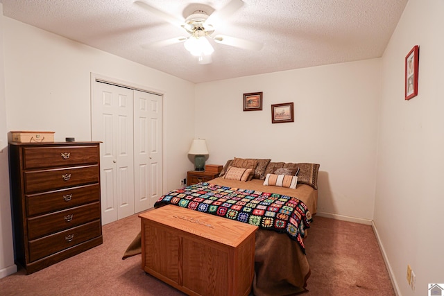 bedroom with ceiling fan, light carpet, a textured ceiling, and a closet