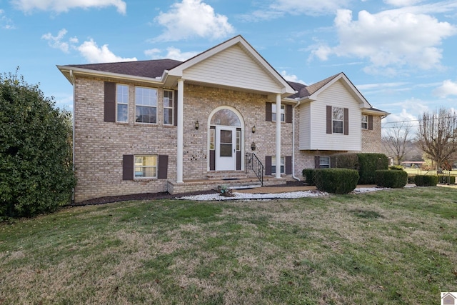 split foyer home featuring a front lawn