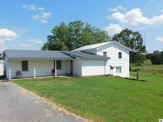 view of front facade featuring a front lawn