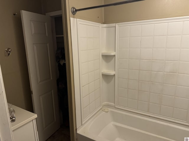 bathroom with bathtub / shower combination